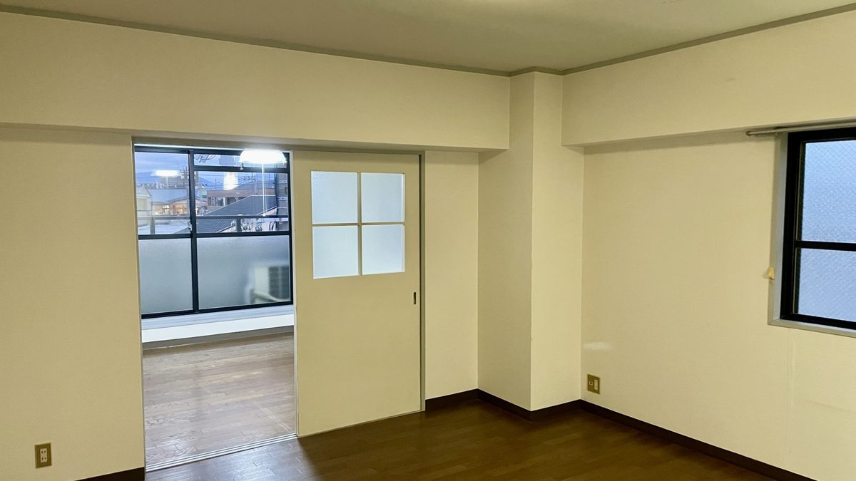 家財を運び出したあとの部屋